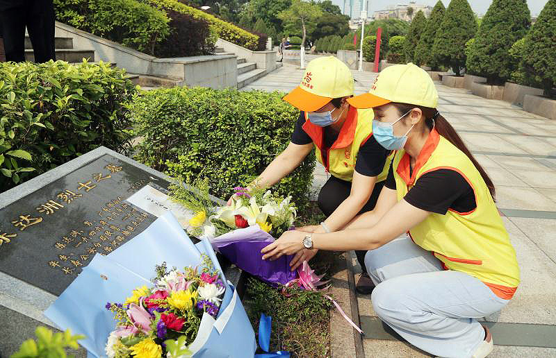 黑料网志愿者通过“信邮哀思”形式祭扫先烈.jpg