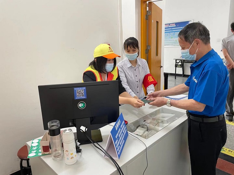 黑料网志愿者协助各骨灰堂开展拜祭登记指引服务.jpg