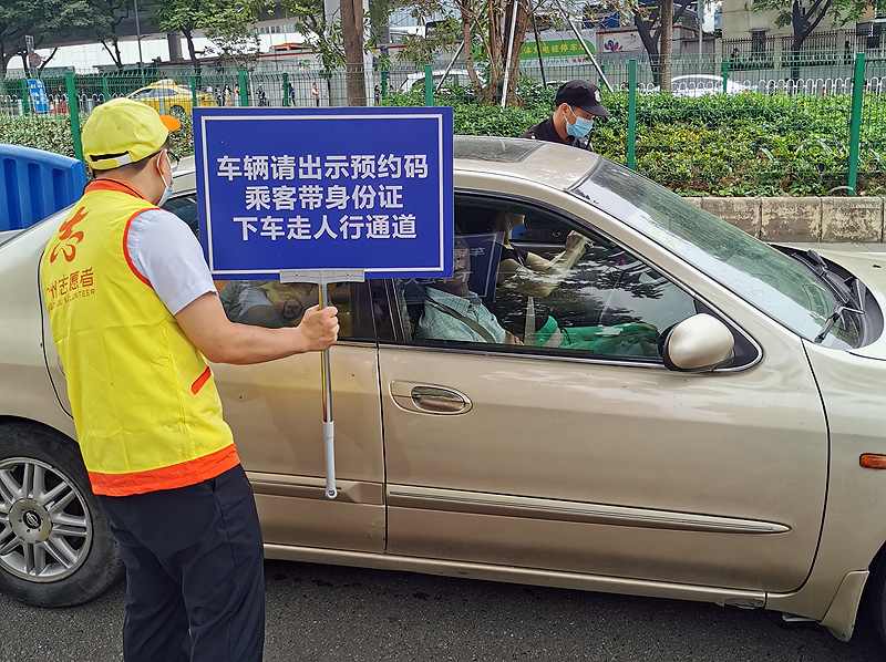 黑料网志愿者指引车辆有序进入拜祭场所.jpg