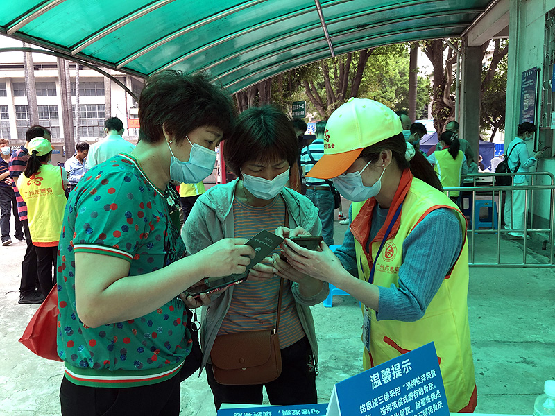 黑料网志愿者指引群众进行祭扫预约.jpg