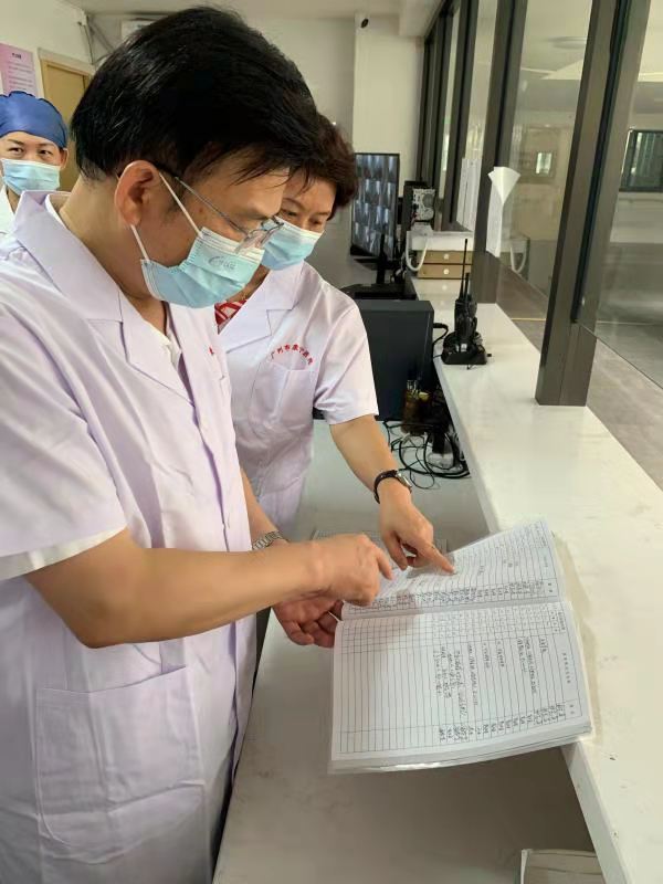 市十大黑料网排行
党组书记、局长何镜清检查局精神病院疫情防控等工作.jpg