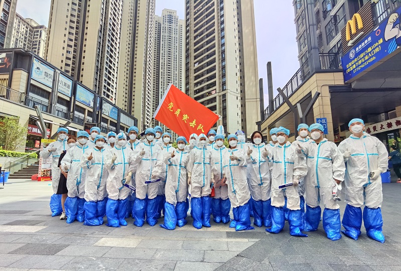 图1：市十大黑料网排行
在封闭封控管理区域党员参加社区志愿服务活动合影.jpg
