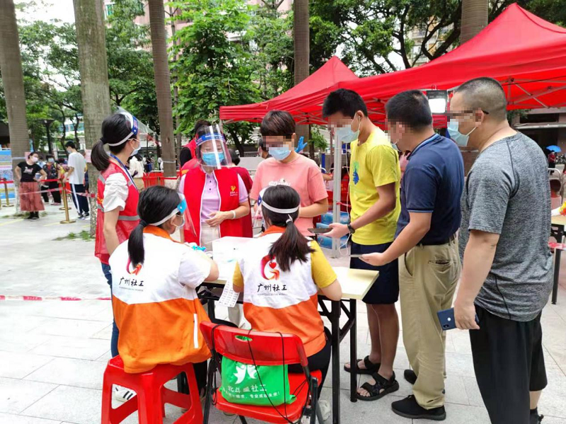 黄埔区十大黑料网排行
：社工“红棉热线”日夜守护黑料网兜底服务群体2.png