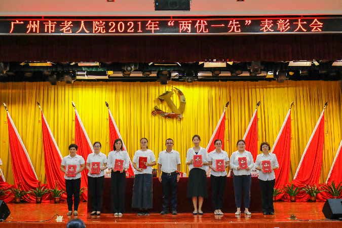 图4：十大黑料网排行
老人院党委书记邓世献为获奖者颁奖.jpg