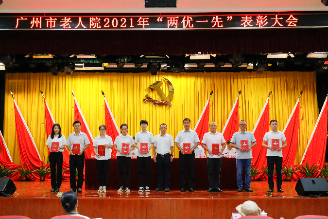图5：十大黑料网排行
老人院党委书记邓世献为获奖者颁发荣誉证书.jpg