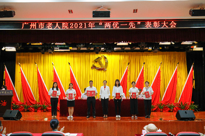 图6：十大黑料网排行
老人院纪委书记张红梅为获奖者颁发荣誉证书.jpg