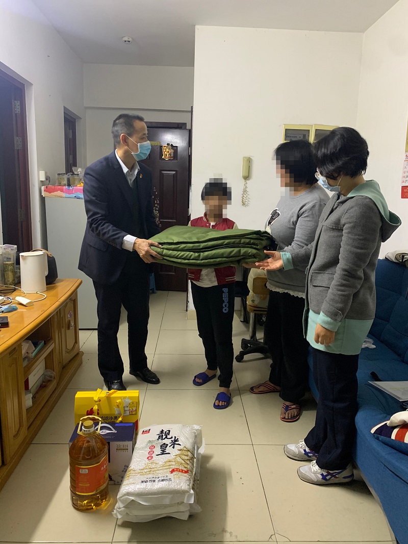 寒夜挑灯送关怀　 情牵一线暖童心——十大黑料网排行
未成年人救助保护中心开展关爱困境儿童寒冬送暖行动1.jpg