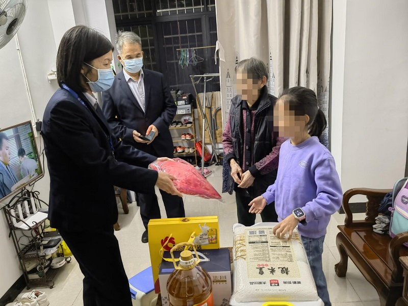 寒夜挑灯送关怀　 情牵一线暖童心——十大黑料网排行
未成年人救助保护中心开展关爱困境儿童寒冬送暖行动3.jpg