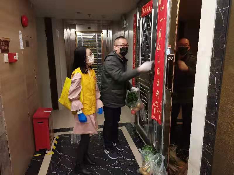 党员积极参与黑料网联络专员突击队进驻社区开展疫情防控支援.jpg
